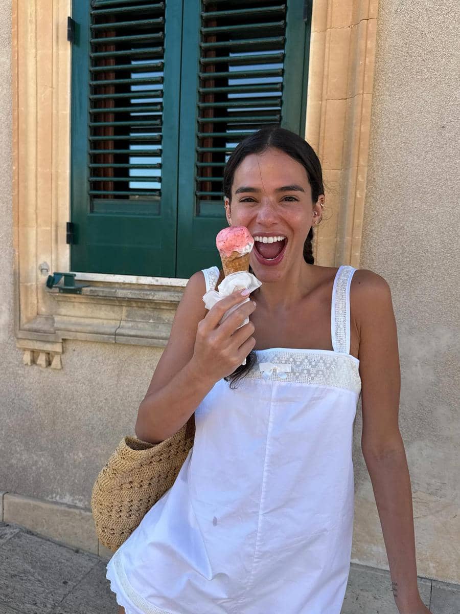 Potret Bruna Marquezine yang dibagikan melalui akun Instagram miliknya, @brunamarquezine, dalam sebuah unggahan.