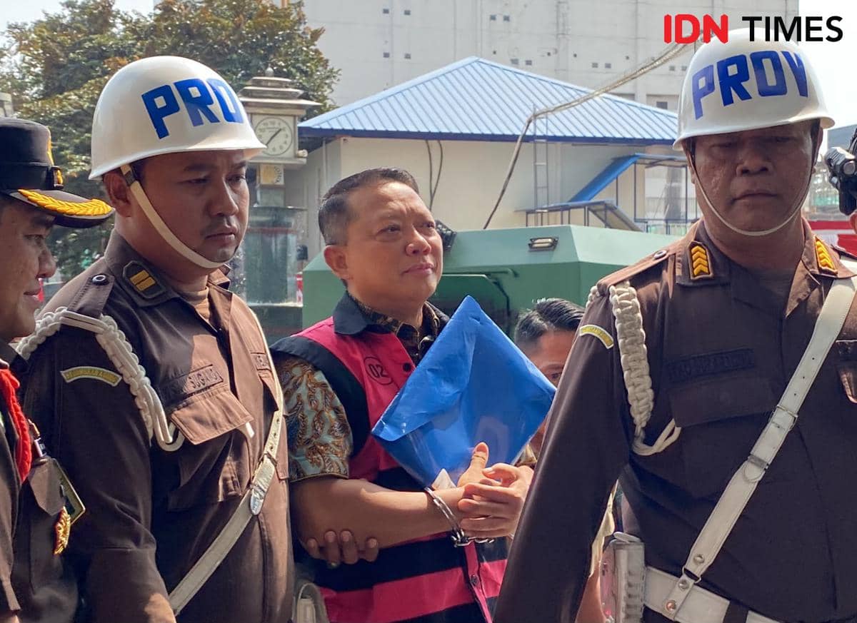 Febrie Adriansyah Tiba di Kejagung, Pakai Rompi Tahanan dan Diborgol