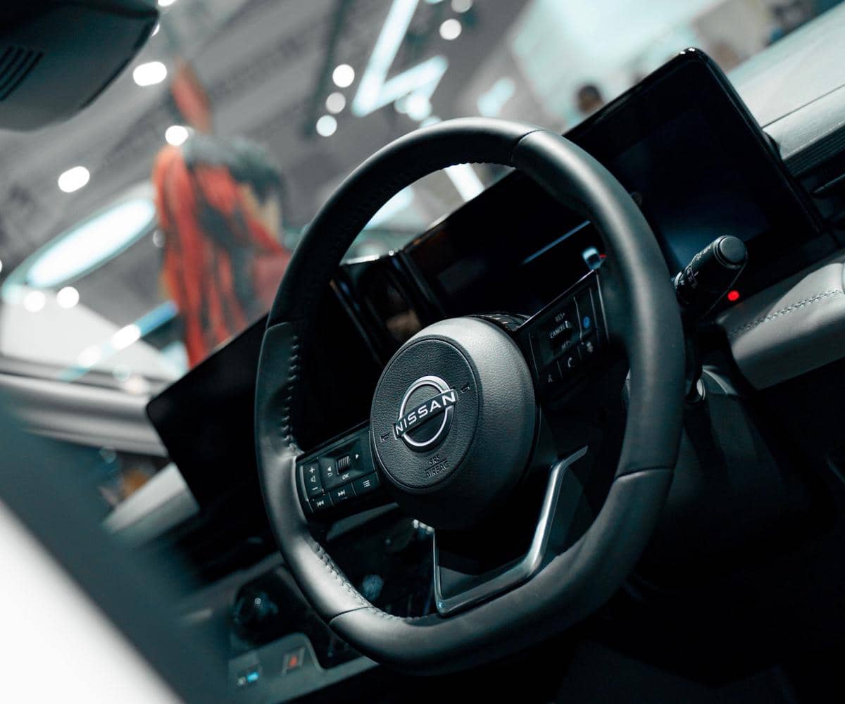 Setir Nissan Serena e-POWER dengan tombol kontrol di sisi kiri dan kanan untuk mengatur fitur kendaraan.