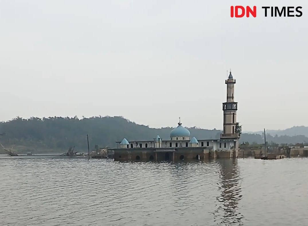 Permukiman Kampung Somang di Sajira tampak terendam air akibat proyek pembangunan Waduk Karian.