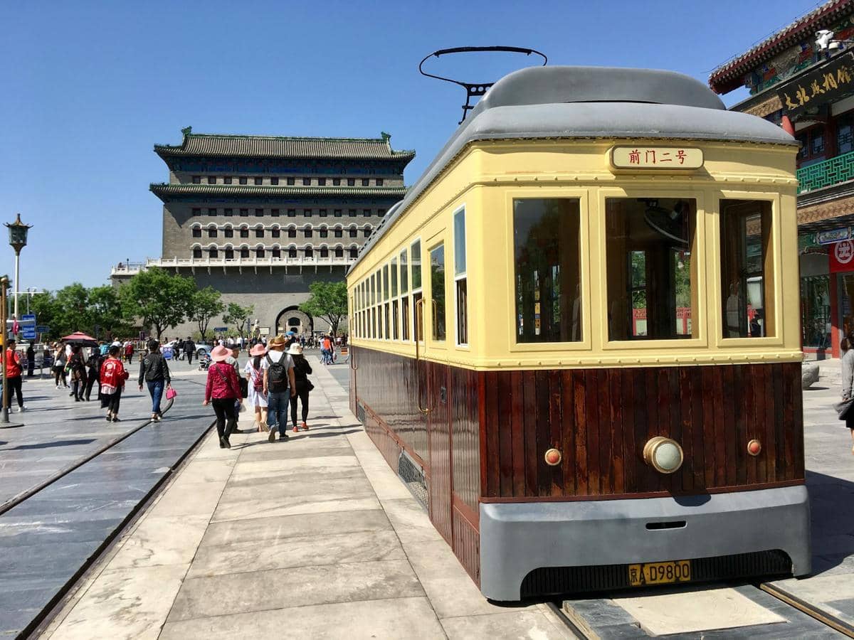 Trem Qianmen, sebuah objek wisata di Jalan Pejalan Kaki Qianmen di Beijing, yang terletak di depan Gerbang Qianmen.