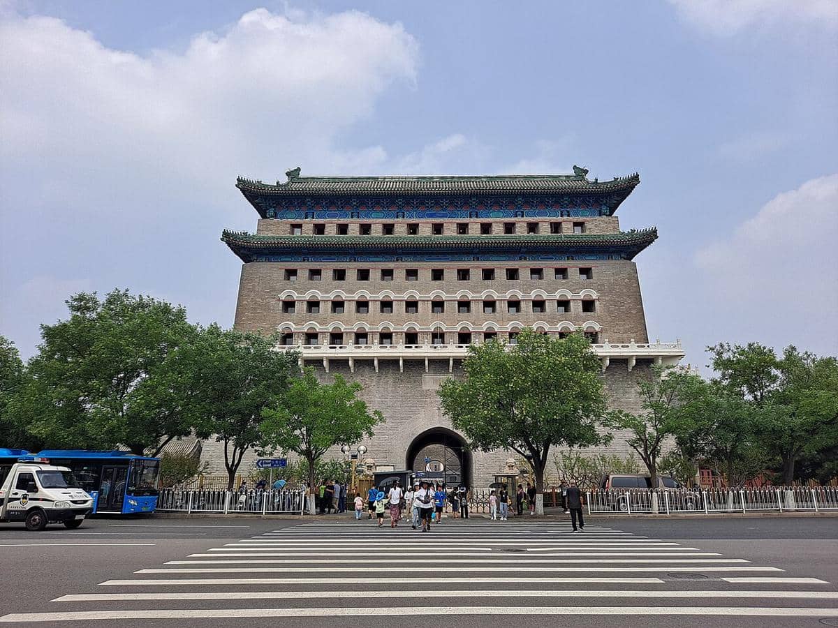 Gerbang Qianmen, juga dikenal sebagai Zhengyangmen, yang terletak di Beijing, Tiongkok.