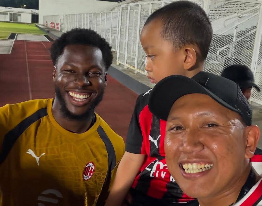 Oki Rengga dan Arthur berpose bersama para pemain AC Milan di lapangan latihan klub sepak bola Italia.