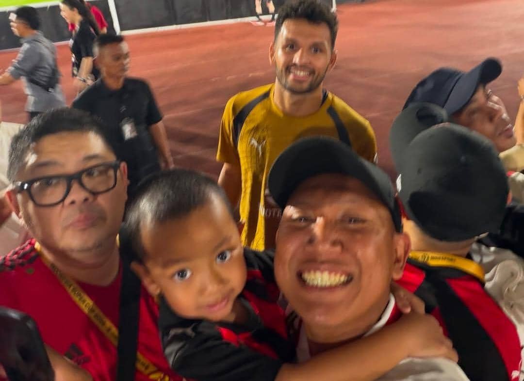 Oki Rengga dan Arthur berpose bersama sejumlah pemain AC Milan di lapangan hijau seusai sesi latihan.