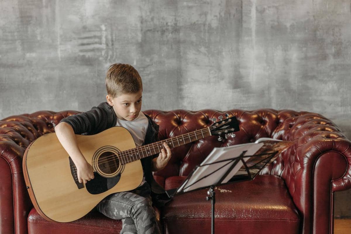 berlatih gitar