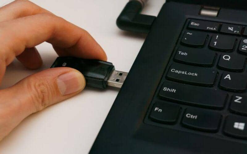 ilustrasi transfer data pada laptop