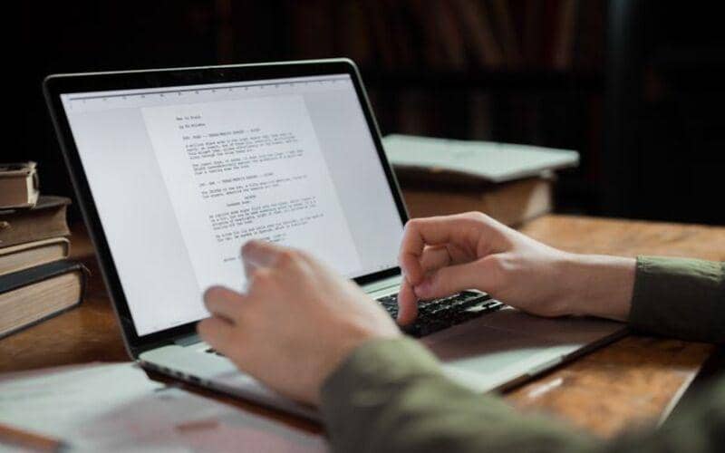 ilustrasi seseorang sedang mengetik di laptop