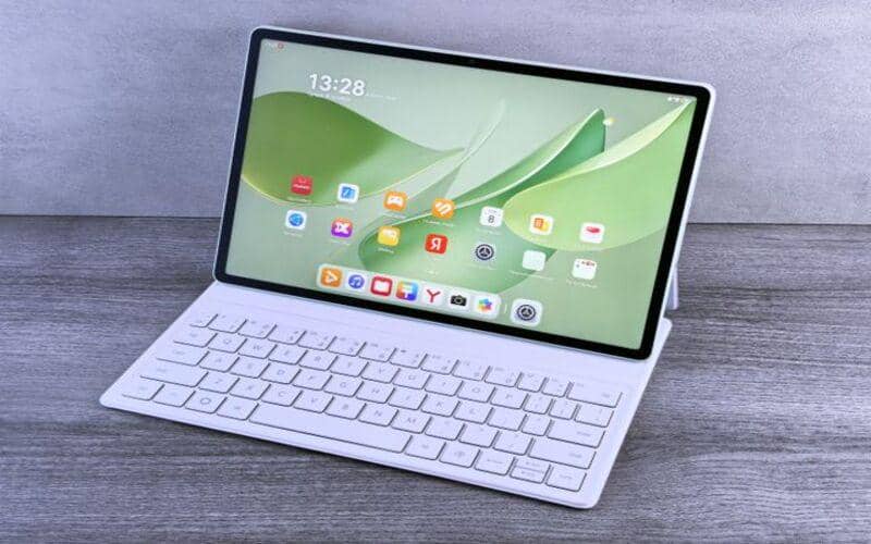 ilustrasi tablet yang dilengkapi keyboard