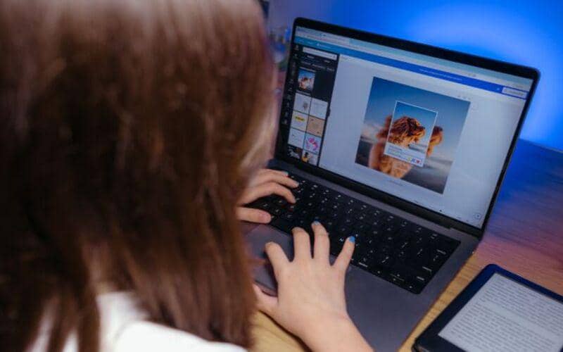 ilustrasi seseorang sedang membuat desain di laptop