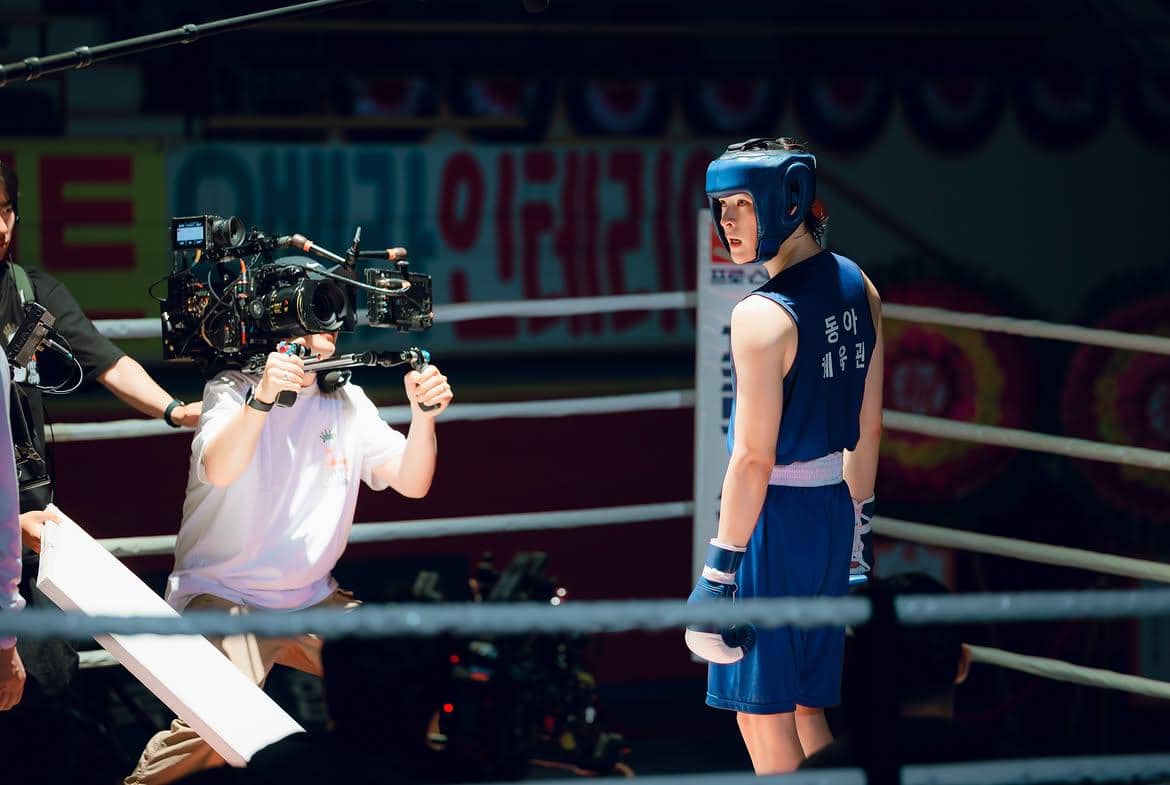 Song Geon Hee saat proses syuting drama Our Sticky Love
