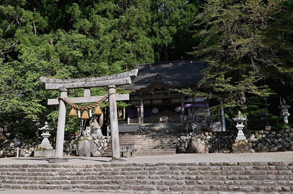 ilustrasi Shirakawa Hachiman Shrine