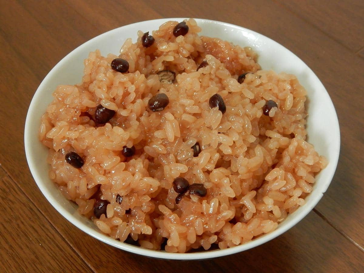 Ilustrasi sekihan sebagai hidangan khas Jepang, berupa nasi ketan merah yang disajikan bersama kacang azuki.