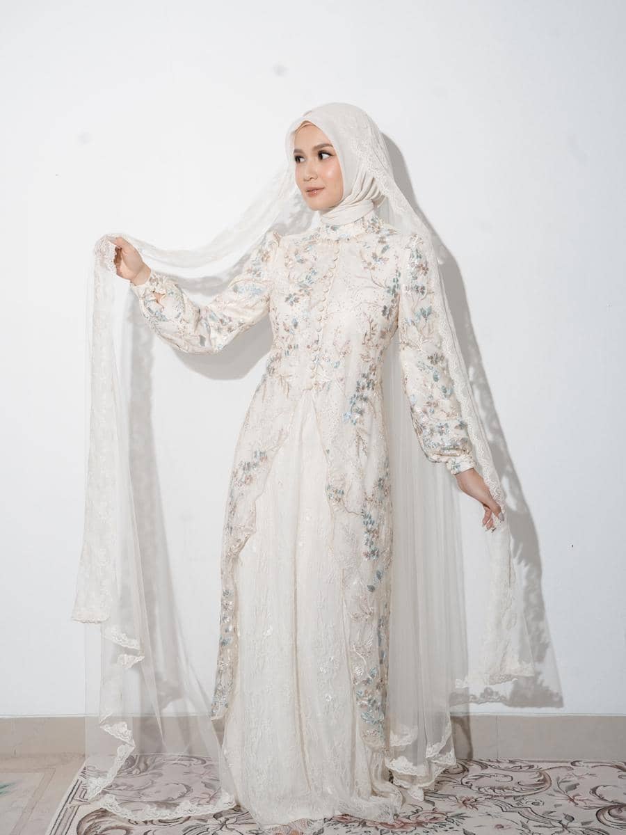 Dea Annisa menjalani pengajian menjelang pernikahan dalam acara bernuansa religius bersama para tamu undangan.
