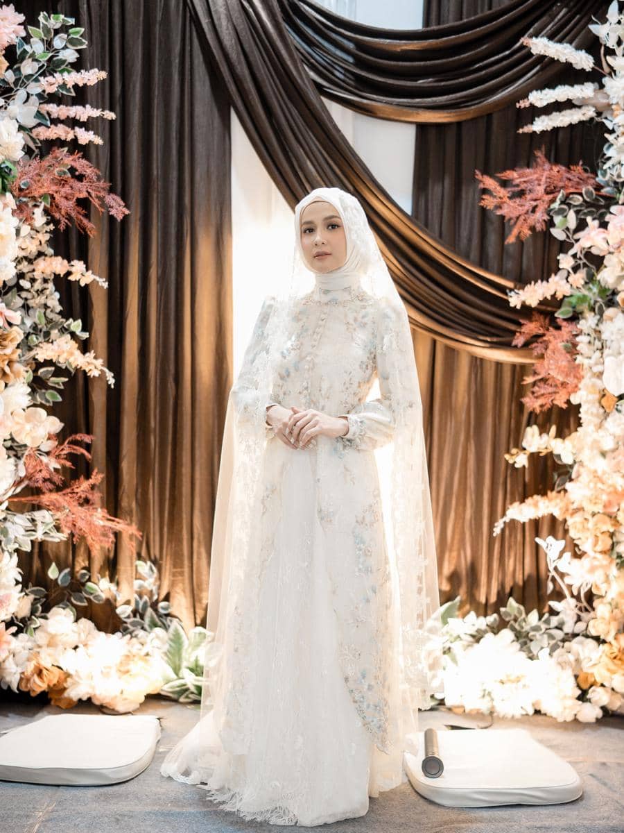 Dea Annisa dalam busana muslim saat pengajian menjelang pernikahannya sebagai bagian dari persiapan pernikahan.