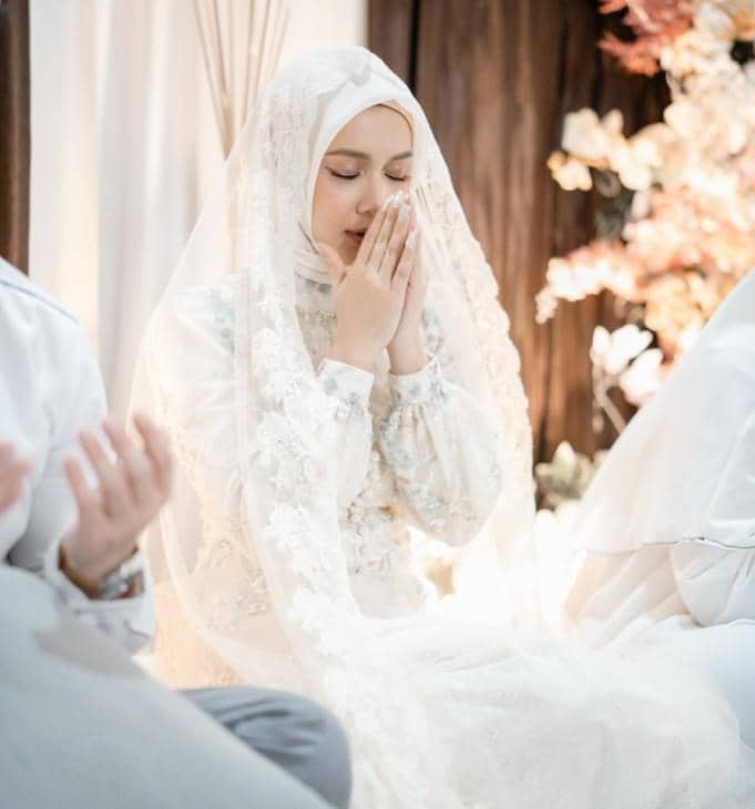 Dea Annisa dalam acara pengajian menjelang pernikahan, sebagai tradisi doa dan persiapan menuju hari bahagia.