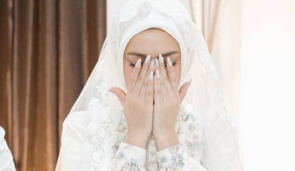 Dea Annisa menjalani pengajian jelang pernikahan sebagai bagian dari persiapan menuju hari bahagianya.