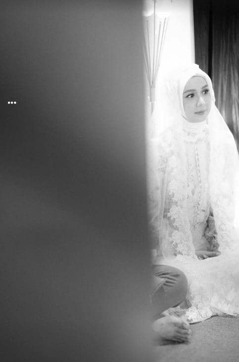 Dea Annisa mengikuti pengajian menjelang pernikahannya yang dibagikan melalui akun Instagram pribadinya.