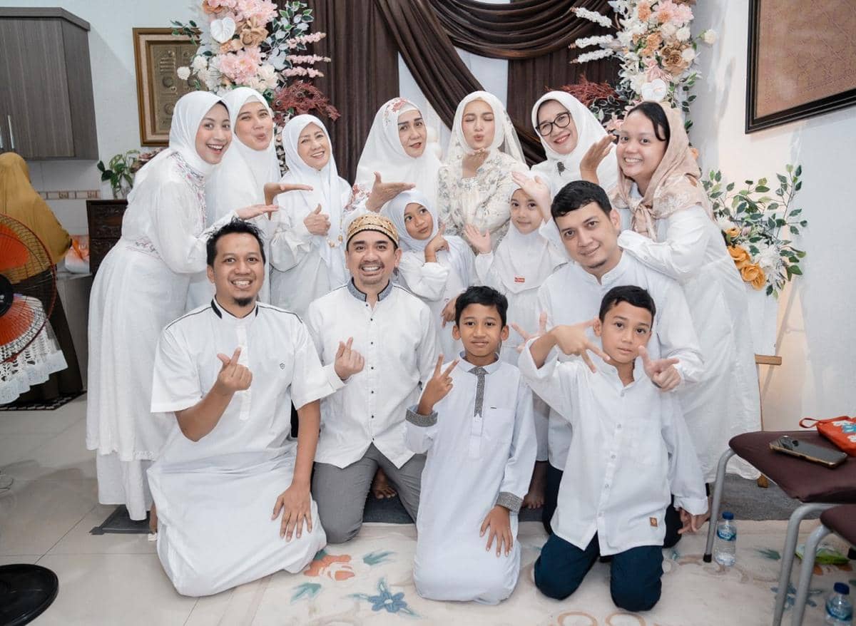 Dea Annisa menghadiri pengajian menjelang pernikahan dengan busana muslim bersama para tamu di ruangan.