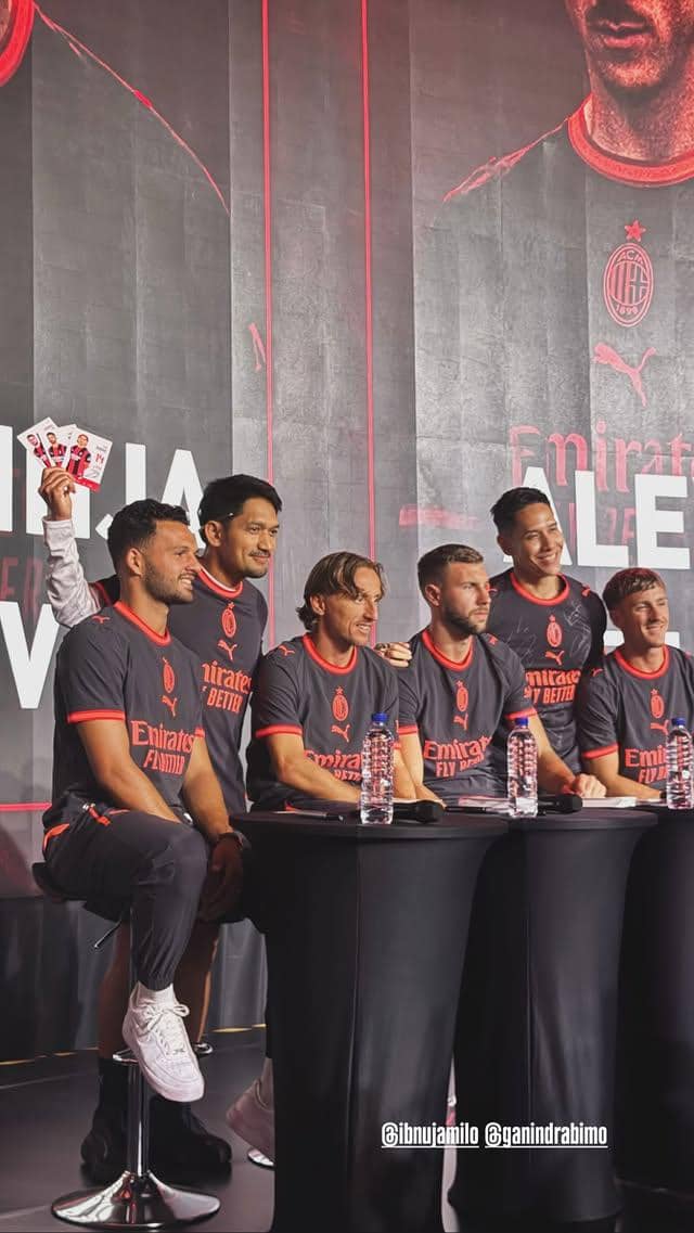 Seorang artis berpose bersama para pemain AC Milan dan Chelsea saat bertemu di Jakarta dalam sebuah acara.