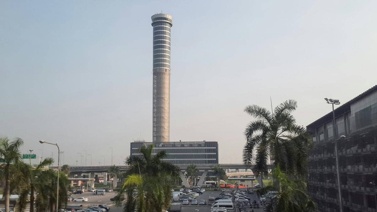 Menara pengontrol lalu lintas udara di Bandara Suvarnabhumi di Bangkok, Thailand.