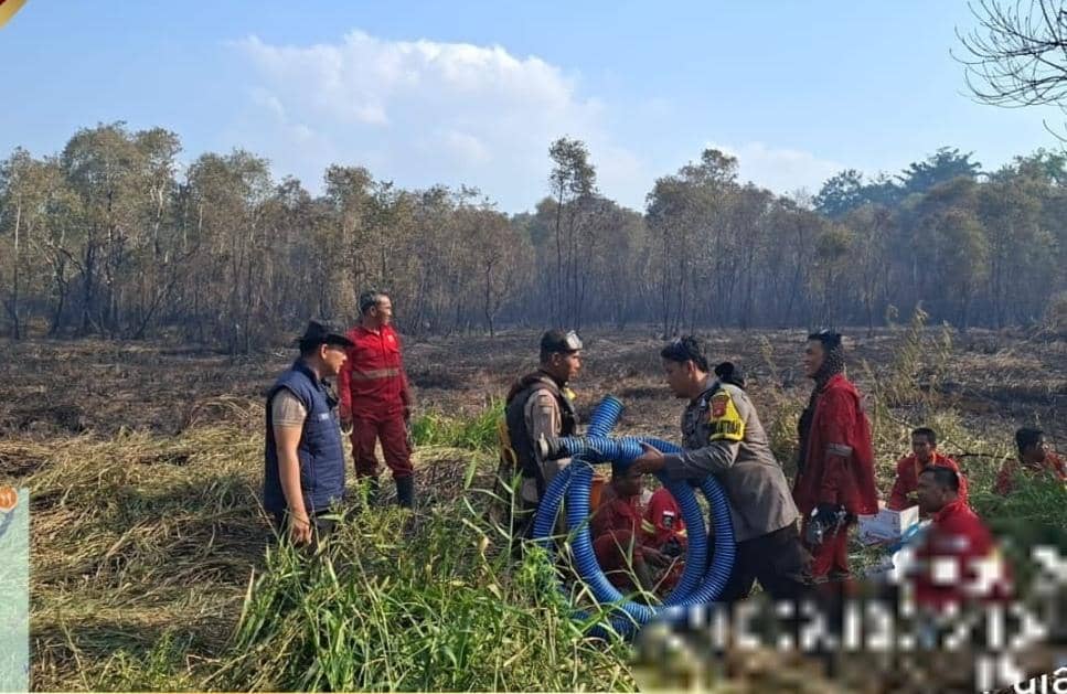 Kapolres Ogan Ilir turun langsung memimpin kegiatan mitigasi Karhutla dan pengaturan lalu lintas di Jalinsum Indralaya Desa Semambu.