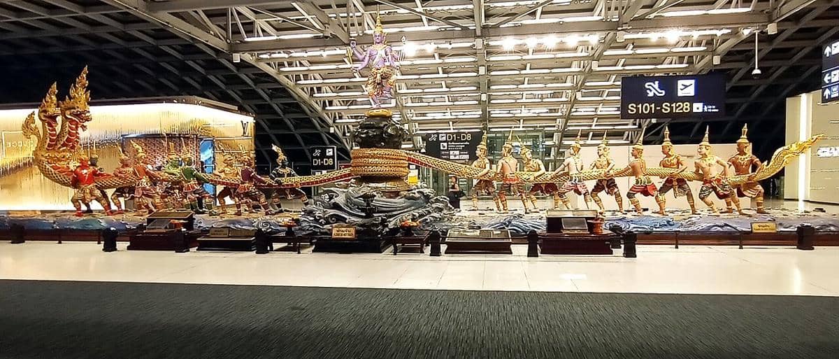 Instalasi seni di Bandara Suvarnabhumi di Bangkok, Thailand yang menggambarkan adegan mitologi Hindu yang dikenal sebagai Samudra Manthan, atau "Pengadukan Samudra Susu".