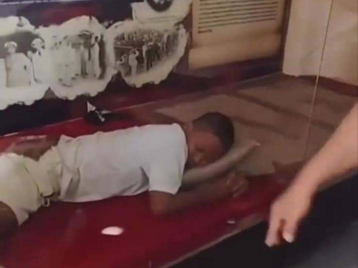 Seorang pria tidur di dalam etalase toko di Gedung Minahasa Raad, Kota Manado, beberapa waktu lalu.