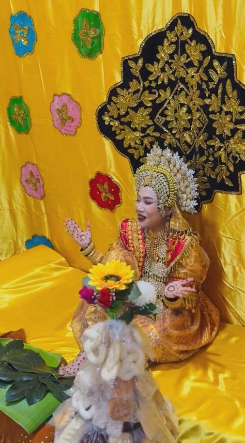 Aulion dan Pila menjalani malam Kolontigi, prosesi adat menjelang pernikahan keduanya yang akan datang.