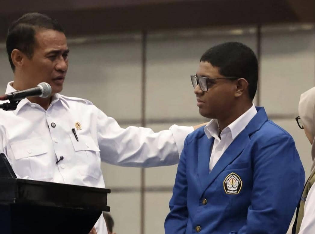Mahasiswa asal Alor, Adriano Padama, menyampaikan keluhan warga tentang mahalnya harga beras secara langsung.