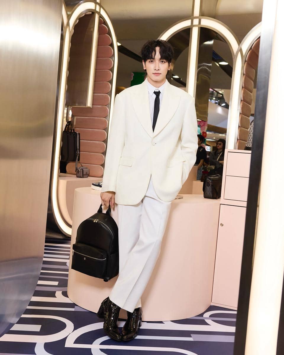 Style Pakai Tas ala Peak Kongthap