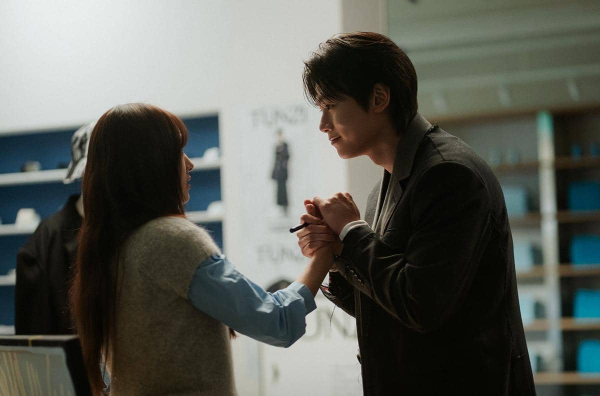 Potongan adegan drama Korea My Bias, My Boss yang dibagikan melalui akun Instagram resmi tvN Drama Korea.