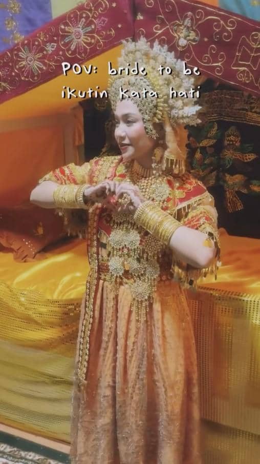 Aulion dan Pila menjalani rangkaian Malam Kolontigi, tradisi menjelang pernikahan, dalam suasana sakral bersama keluarga.