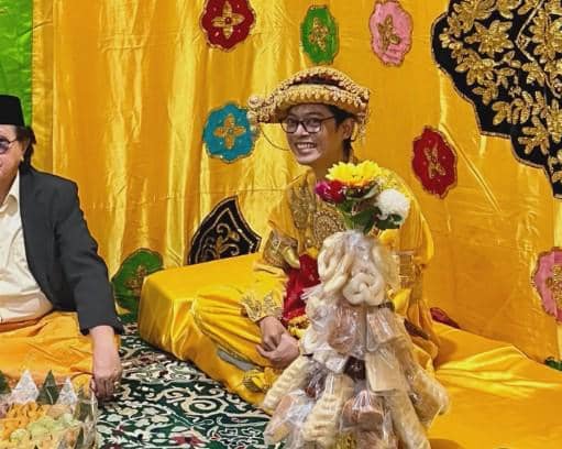 Suasana malam Kolontigi Aulion dan Pila sebagai bagian dari rangkaian persiapan menjelang pernikahan mereka.