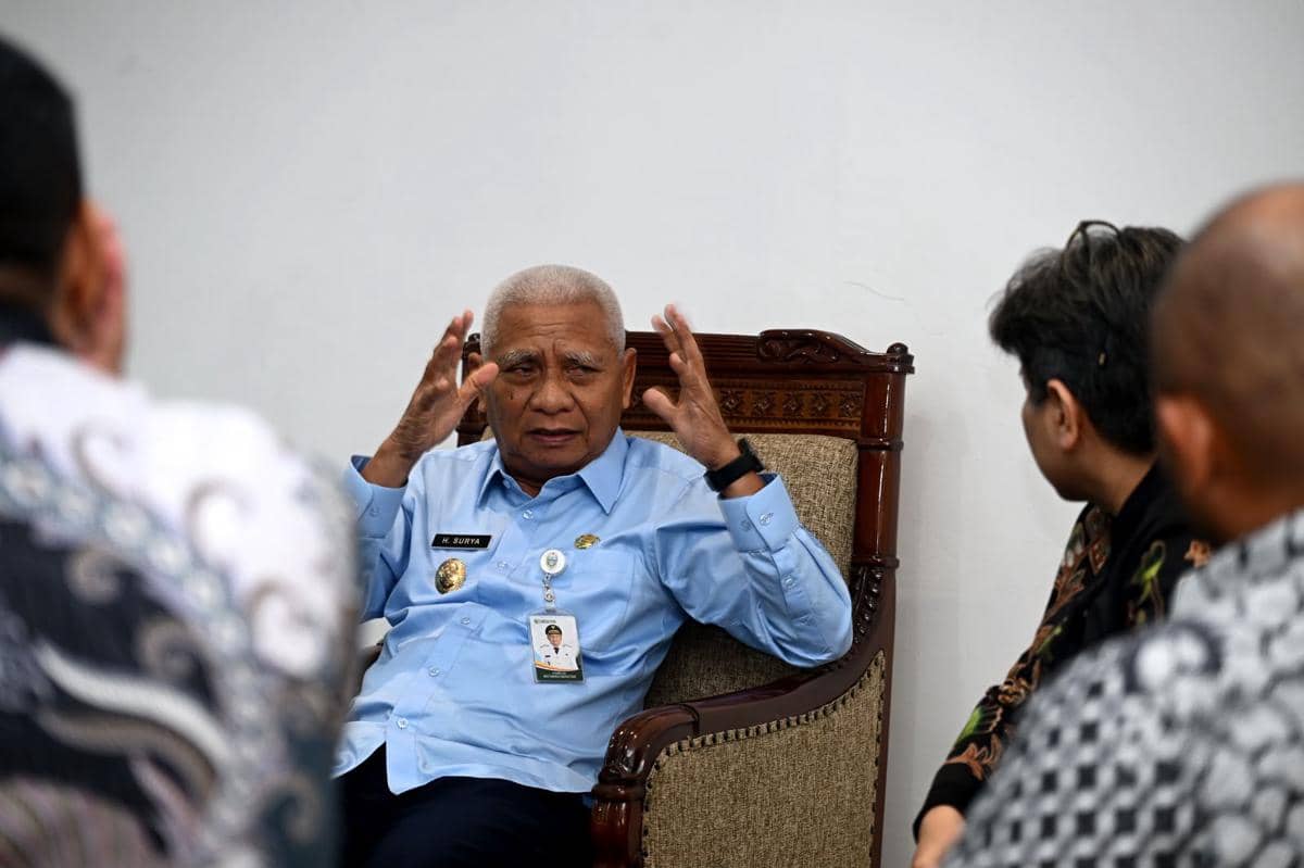 Wakil Gubernur Sumut Surya berbincang dengan Direktur Utama Inalum Meli Sarnita dalam sebuah pertemuan resmi.