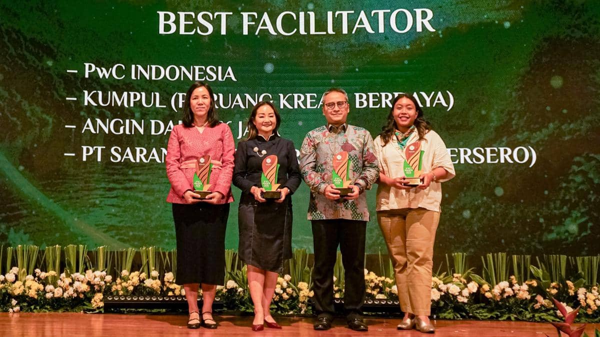 4 - Faye Wongso Menerima Penghargaan dalam ESG Award by KEHATI.jpg.jpeg