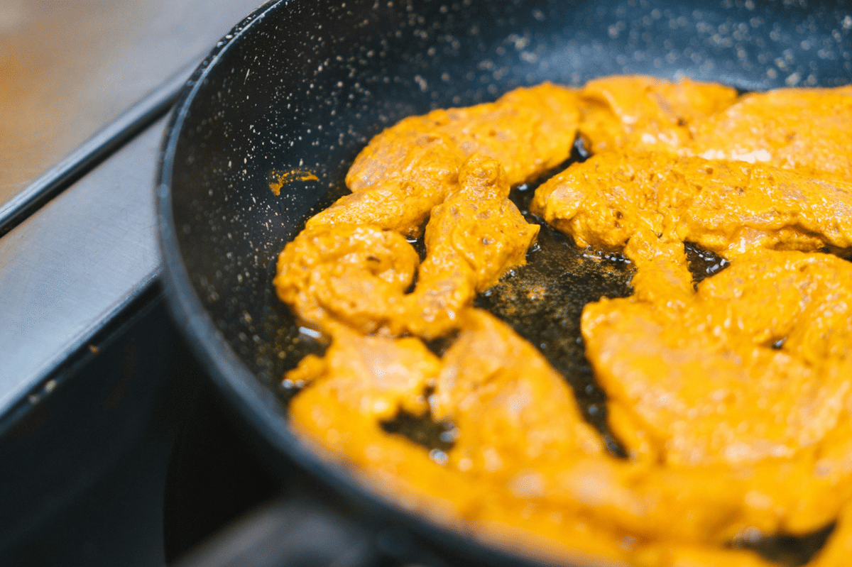 Sepiring creamy miso chicken dengan potongan ayam berlapis saus miso krim, disajikan sebagai ilustrasi hidangan.