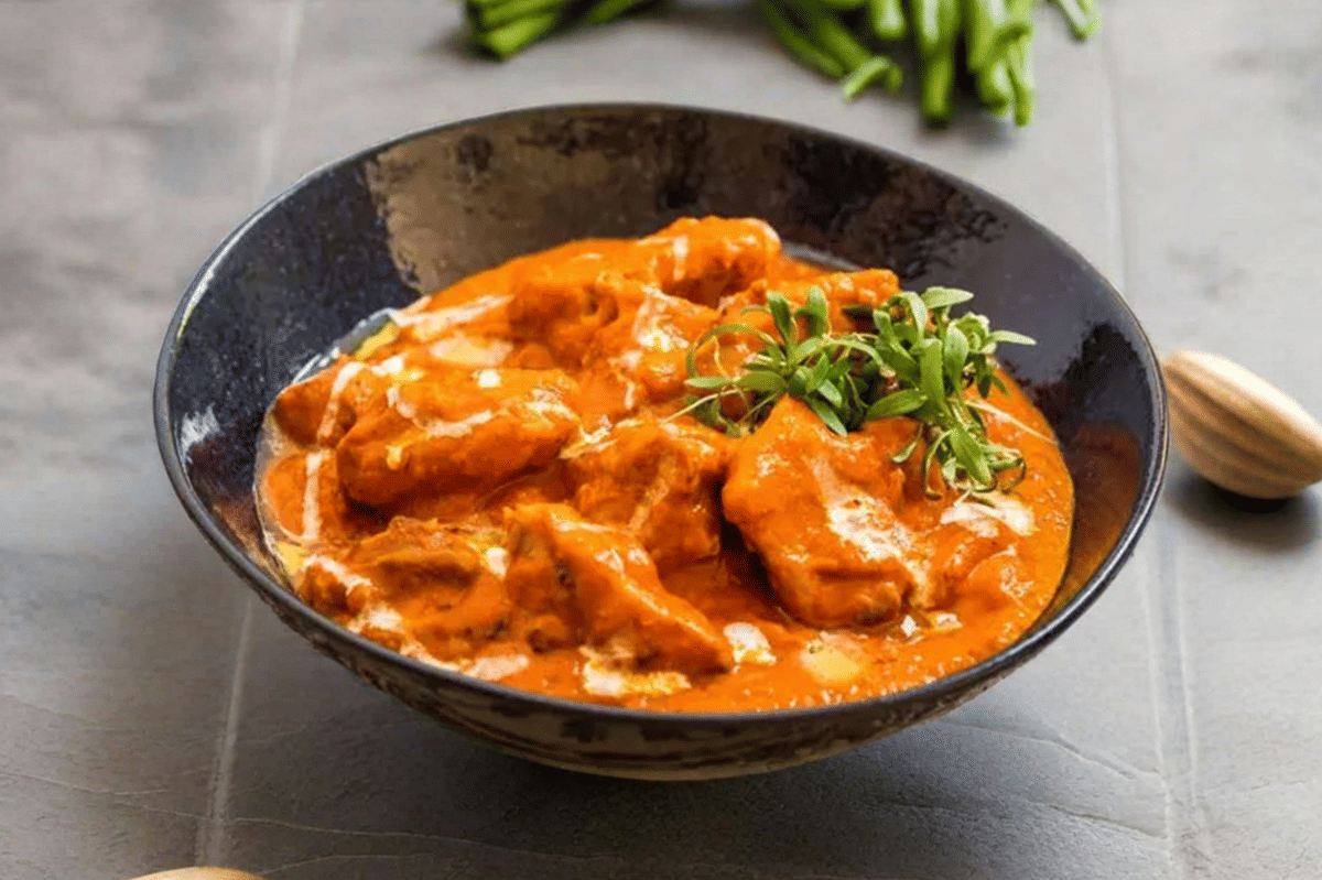 Ilustrasi creamy miso chicken dengan potongan ayam berbalut saus miso lembut, disajikan sebagai hidangan rumahan.