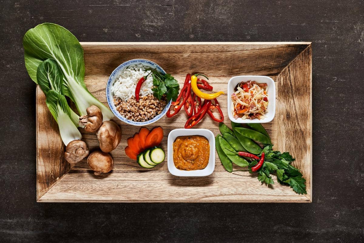Ilustrasi bahan-bahan untuk doenjang jjigae yang disiapkan untuk memasak hidangan khas Korea tradisional.