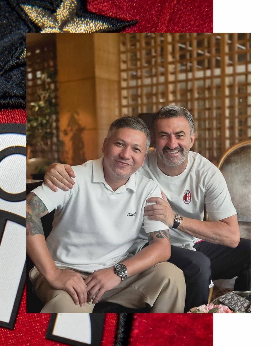 Seorang artis berpose bersama sejumlah pemain AC Milan dan Chelsea dalam pertemuan mereka di Jakarta.