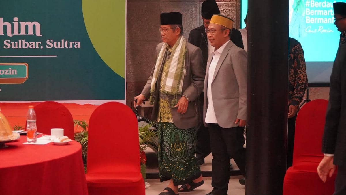 Calon Ketua Umum Pengurus Besar Nahdlatul Ulama (PBNU), KH Abdul Ghaffar Rozin atau Gus Rozin, saat bersilaturahmi bersama jajaran PWNU dan PCNU dari tiga wilayah di kawasan Sulawesi, di Makassar, Sulawesi Selatan, Jumat malam (7/8/2026). (Dok. Istimewa)