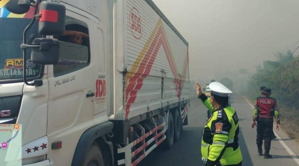 Kapolres Ogan Ilir turun langsung memimpin kegiatan mitigasi Karhutla dan pengaturan lalu lintas di Jalinsum Indralaya Desa Semambu.