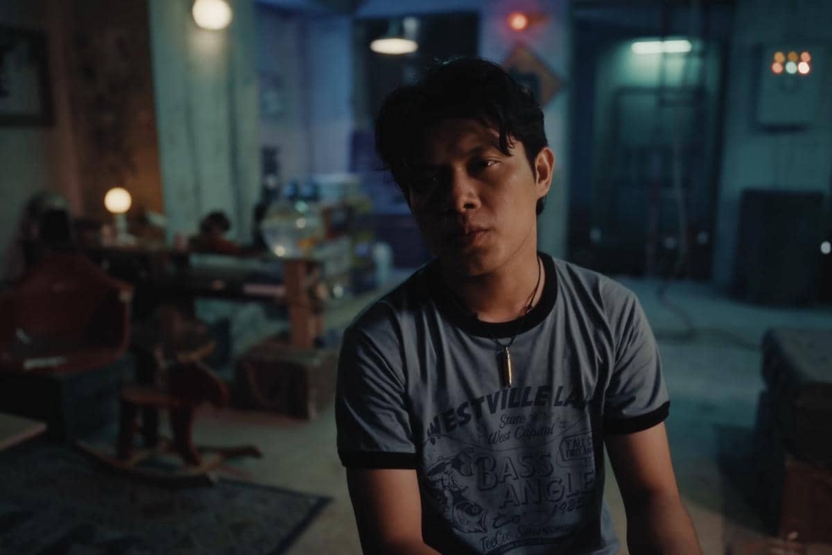 Tangkapan layar video musik lagu Februari oleh Rony Parulian pada kanal YouTube resminya, sebagaimana tercantum dalam keterangan.