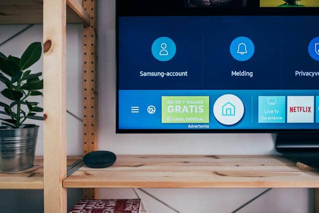 ilustrasi Smart TV dan Google Home speaker