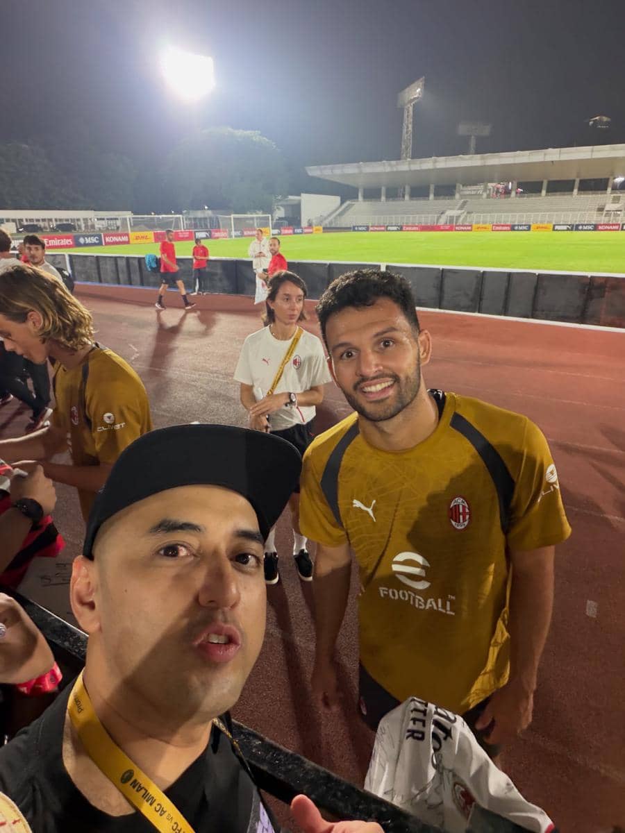 Seorang artis berpose bersama para pemain AC Milan dan Chelsea saat bertemu dalam sebuah acara di Jakarta.