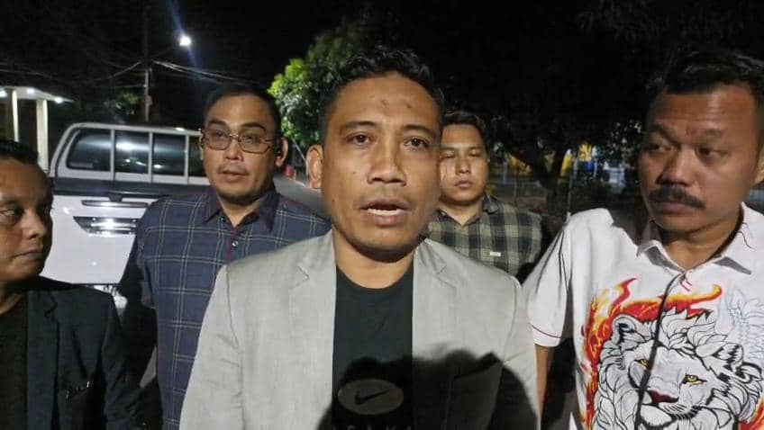 Basri Kajang (kiri) memenuhi panggilan penyidik Polda Sulsel, Jumat malam (7/8/2026). (Dok. Istimewa)