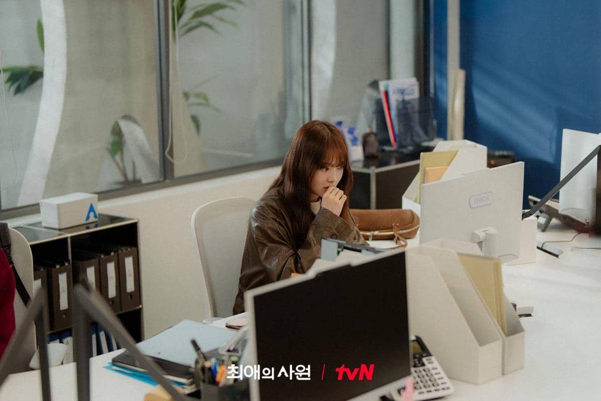 Cuplikan adegan dari drama Korea My Bias, My Boss, serial produksi tvN, dalam rangkaian cerita para tokohnya.