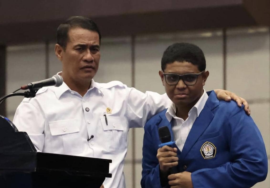 Mahasiswa asal Alor, Adriano Padama, berbicara kepada Andi Amran Ismail tentang mahalnya harga beras di Alor.