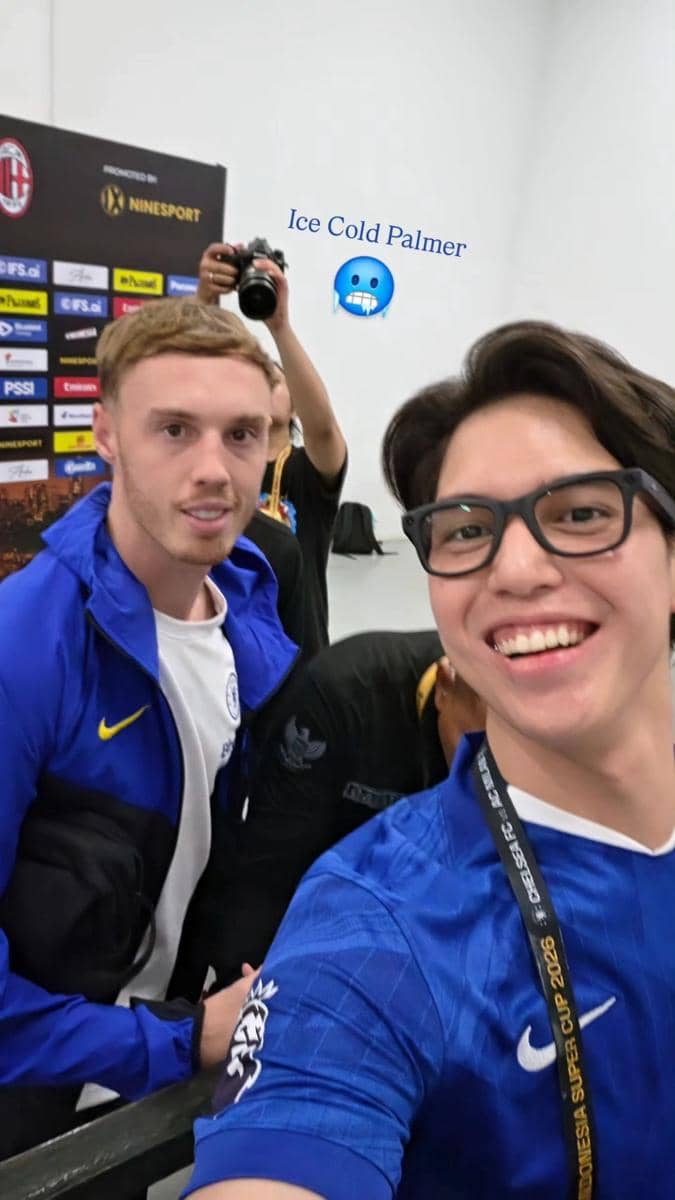 Sejumlah artis berpose bersama pemain AC Milan dan Chelsea dalam sebuah acara di Jakarta.