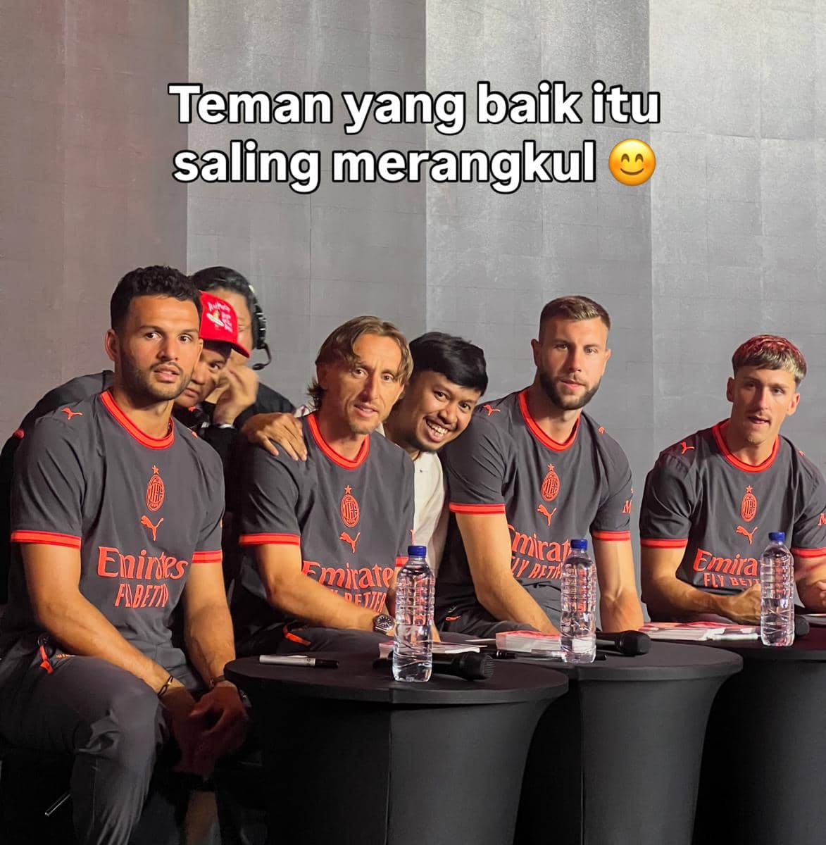 Seorang artis berpose bersama para pemain AC Milan dan Chelsea pada sebuah acara pertemuan di Jakarta.