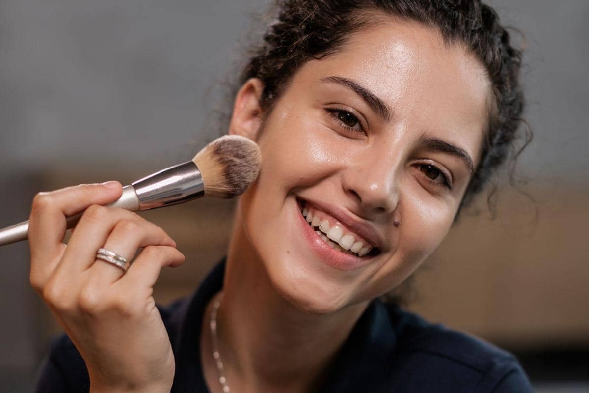 merapikan makeup dengan brush